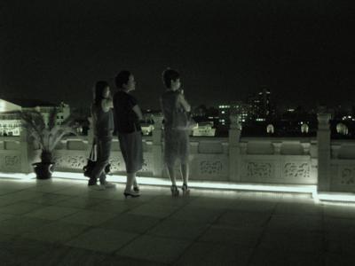 Three Ladies looking to the West